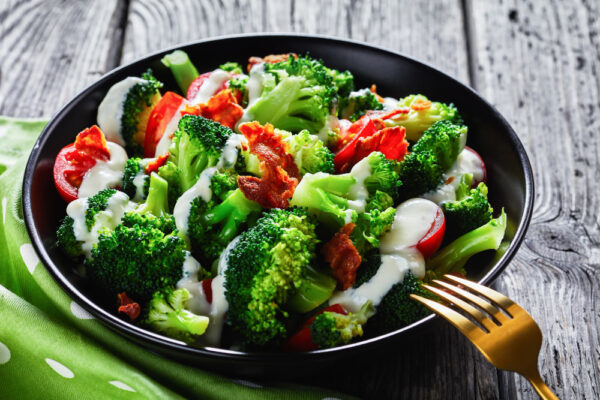 Jak długo gotować brokuły do sałatki, aby były idealnie chrupiące?